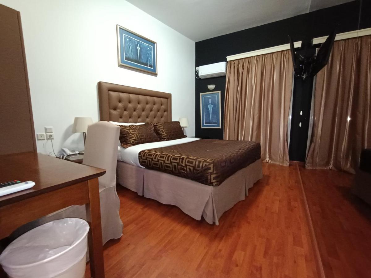 Queens Leriotis Hotel Pire Dış mekan fotoğraf